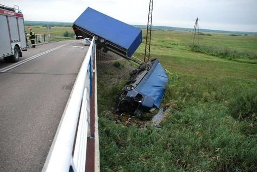 To cud, kierowca ma tylko złamaną nogę