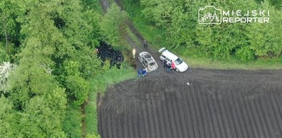 Horror w Żukowie. Spalony samochód na skraju lasu, w środku ludzkie zwłoki