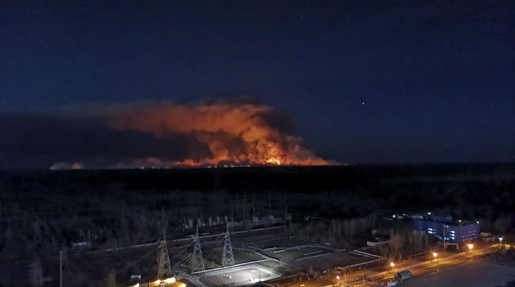 Az ukrán rendőrség sajtóirodája által közreadott, a csernobili atomerőmű tetejéről 2020. április 10-én készített kép az atomerőmű körüli lezárt területen égő erdőtűzről / Fotó: MTI AP