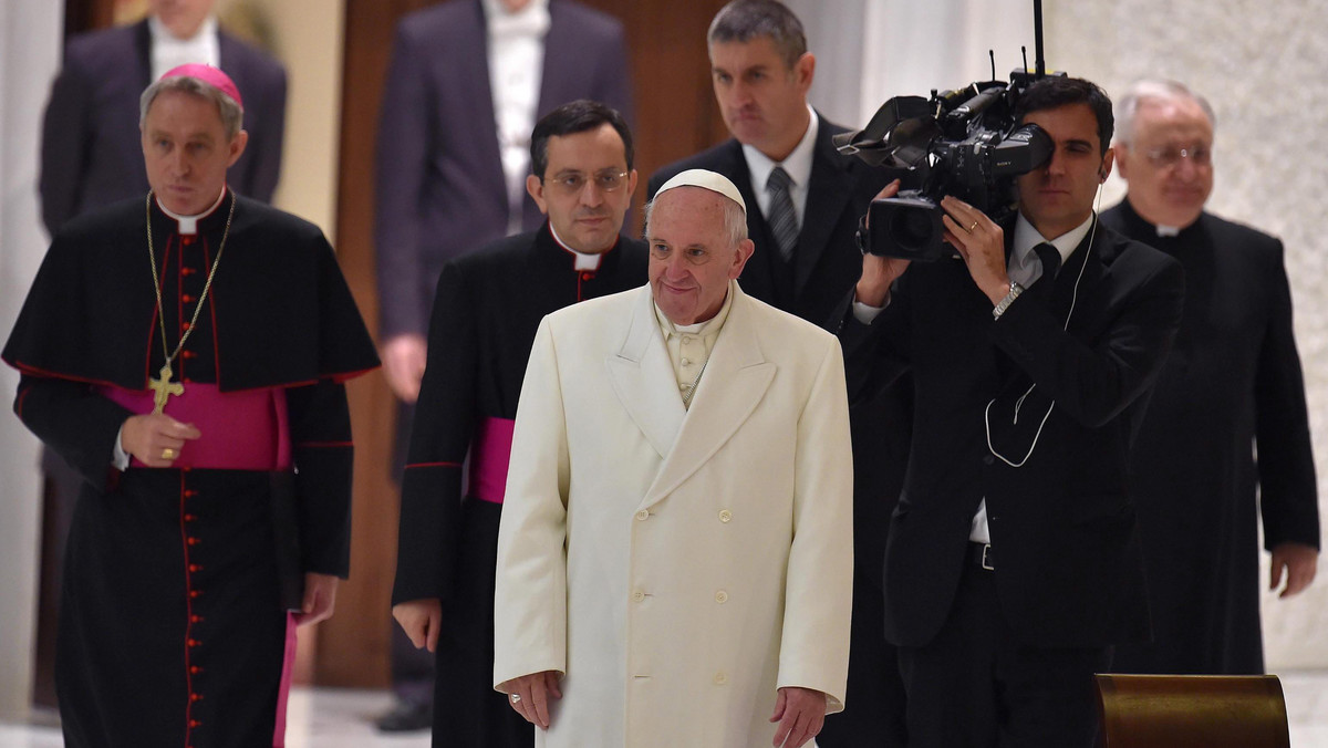 Podczas dzisiejszego przedświątecznego spotkania z pracownikami Watykanu papież Franciszek przeprosił ich za skandale, do jakich doszło za Spiżową Bramą. Zachęcił do modlitwy za tych, którzy je wywołali, aby powrócili na "właściwą drogę".