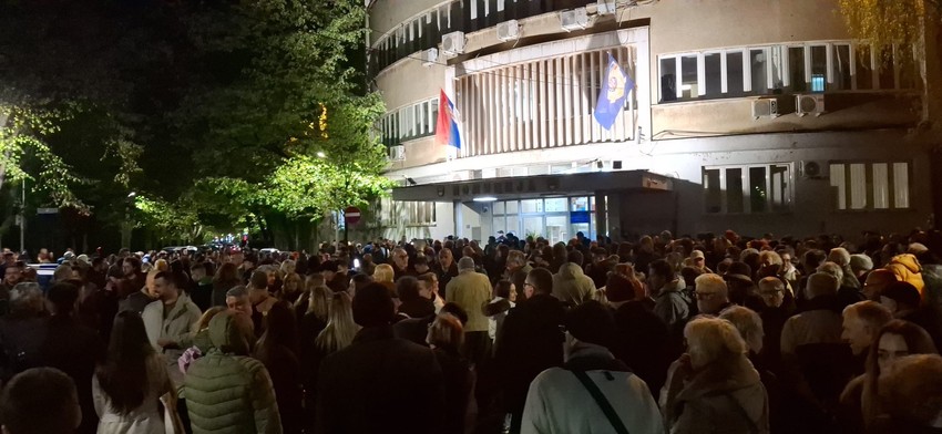 Građani ispred policijske stanice u Nišu