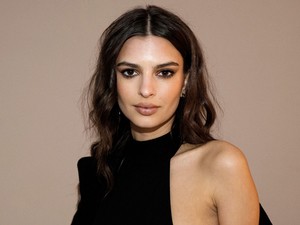 Ilyen ruhát még nem láttál! Emily Ratajkowski fél mellét villantotta benne