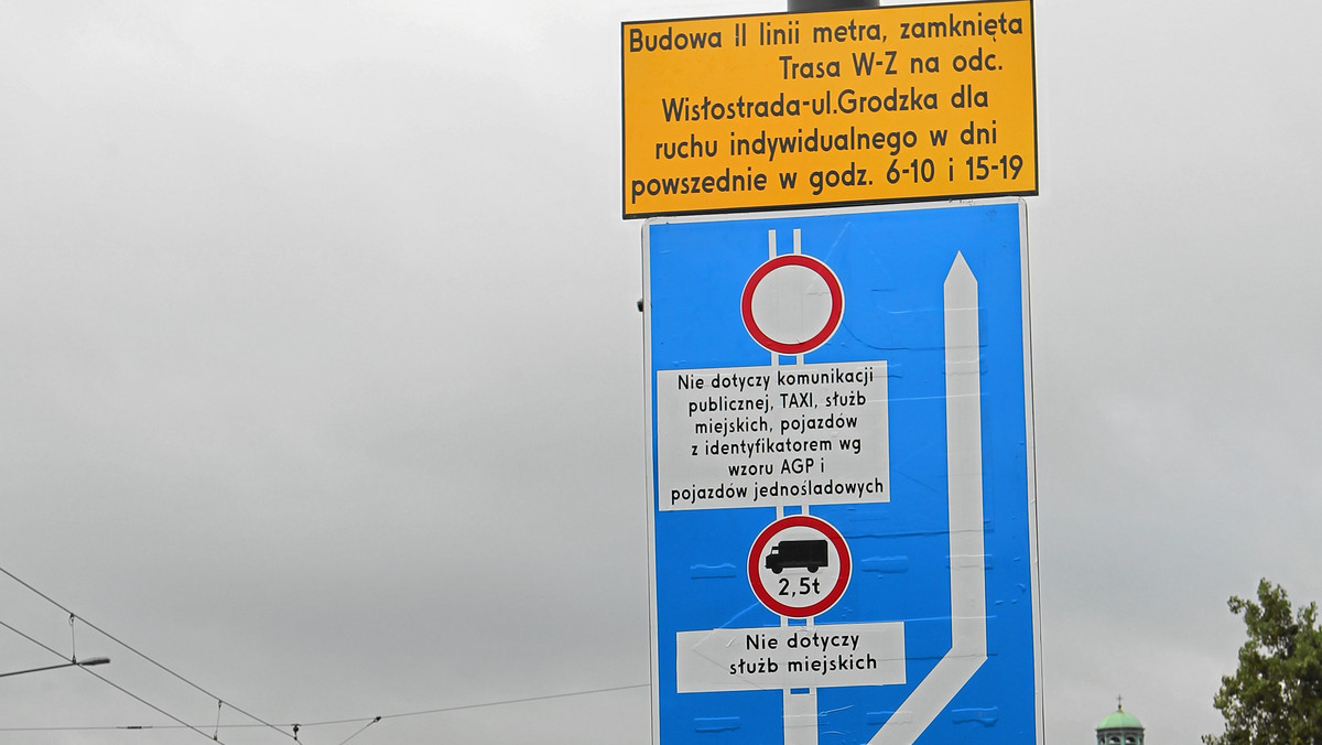 Kolejny niechlubny rekord padł na moście Śląsko-Dąbrowskim w Warszawie. W ciągu ostatniego roku strażnicy miejscy wlepili tu kierowcom 25 tysięcy mandatów.