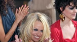 Pamela Anderson i jej wypadająca pierś na pokazie mody