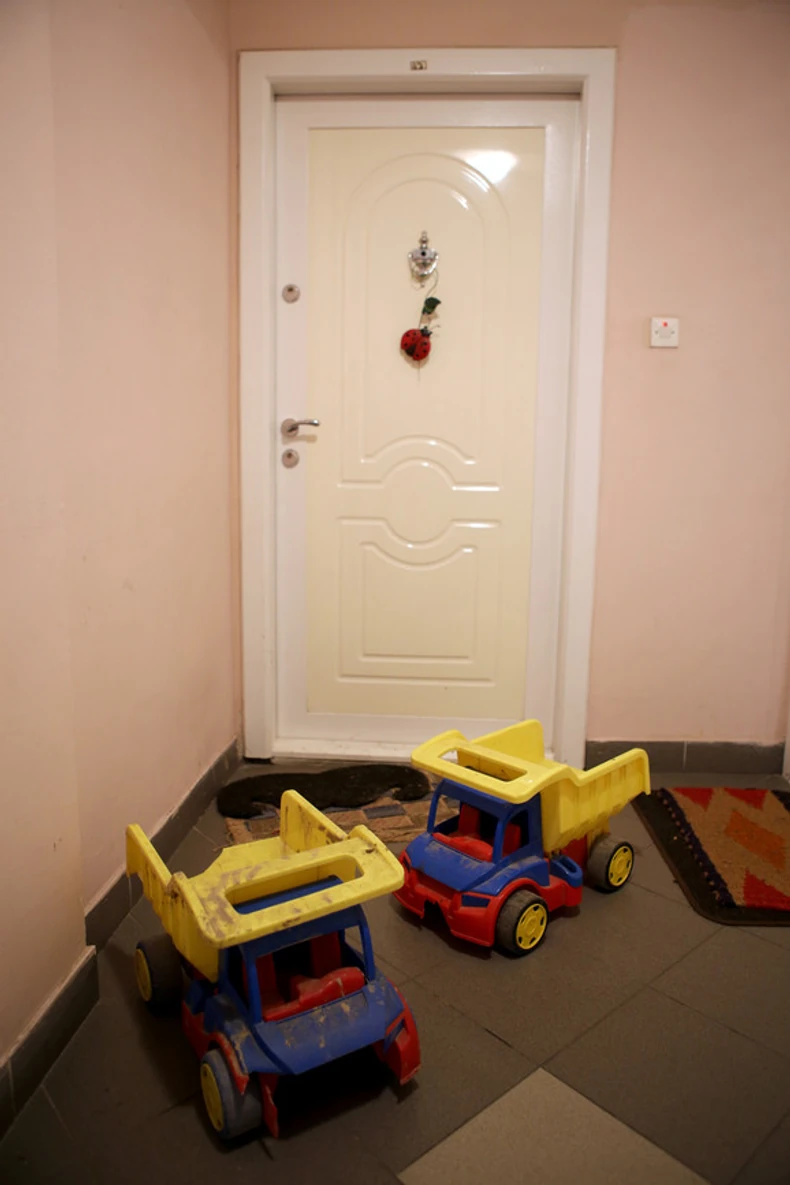 Jedan dečak je poređao svoje kamioničiće na ulazu u stan kao vid protesta i poruka izvršiteljima da ne želi da napusti svoj stan