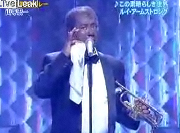 Oto jak śpiewa japoński Louis Armstrong