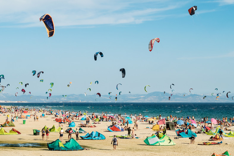 Tarifa w Andaluzji — plaża dla kitesurferów
