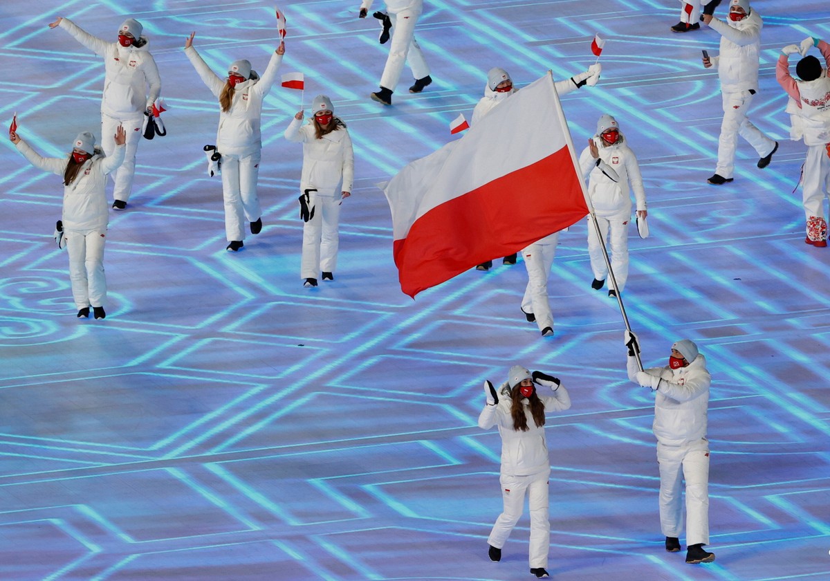 Aleksandra Król (L) i Zbigniew Bródka (P) na czele reprezentacji Polski podczas ceremonii otwarcia XXIV Zimowych Igrzysk Olimpijskich na stadionie Narodowym w Pekinie znanym również jako "Ptasie Gniazdo"