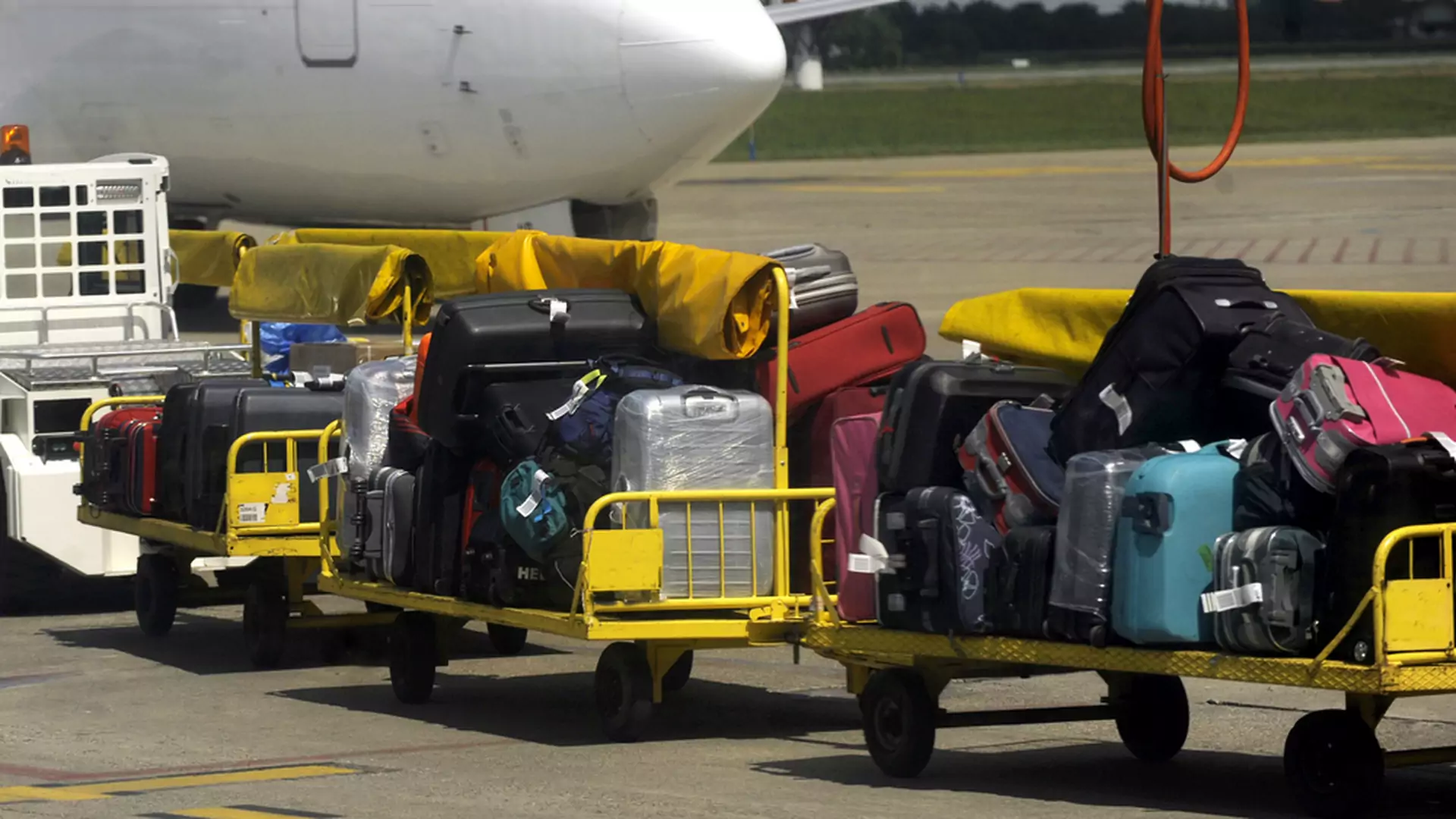 Nowy trend wśród podróżnych. Owijają walizki folią