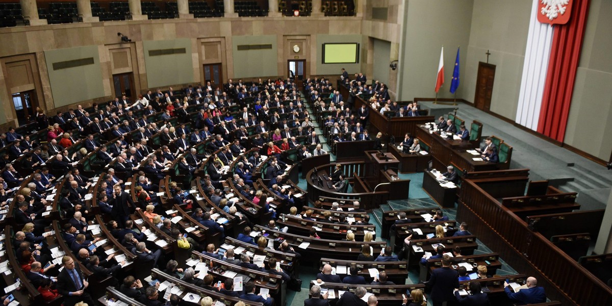 Nadzwyczajne posiedzenie w sprawie... śmieci? Opozycja nie wierzy, że chodzi tylko o to