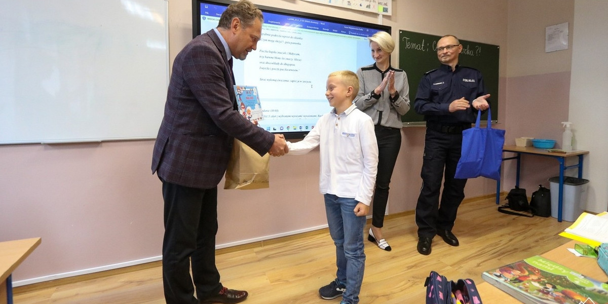 10-letni Paweł odebrał gratulacje od wicestarosty pszczyńskiego.