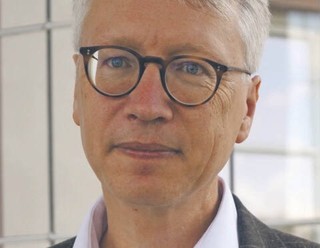 Peter Oliver Loew prof. dr hab. historii, dyrektor Niemieckiego Instytutu Spraw Polskich w Darmstadt, członek Komisji Ekspertów, która opracowała zalecenia dla miejsca pamięci i spotkań z Polską. Zajmuje się m.in. stosunkami polsko-niemieckimi w przeszłości i teraźniejszości, historią kultury Gdańska i Pomorza, Polski w XIX–XXI w. i Polaków w Niemczech