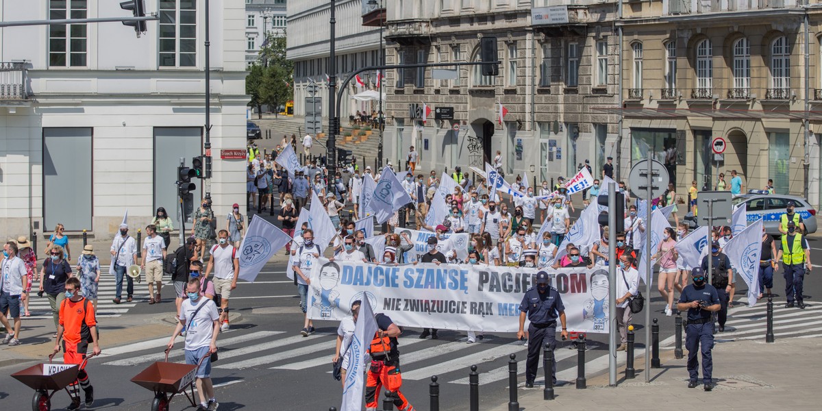 Medycy walczą m.in. o natychmiastową zmianę ustawy o sposobie ustalania najniższego wynagrodzenia, realny wzrost wyceny świadczeń oraz wprowadzenie norm zatrudnienia uzależnionych od liczby pacjentów. Zdjęcie archiwalne z protestu pracowników ochrony zdrowia w 2020 r. 