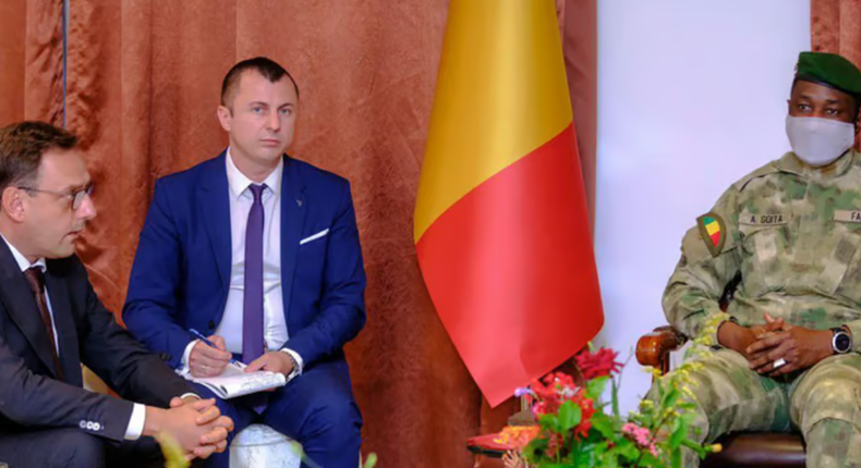 Assimi Goïta with representatives of the Russian space agency Glavkosmos in Bamako, on 23 September 2024 (GlavkosmosX)