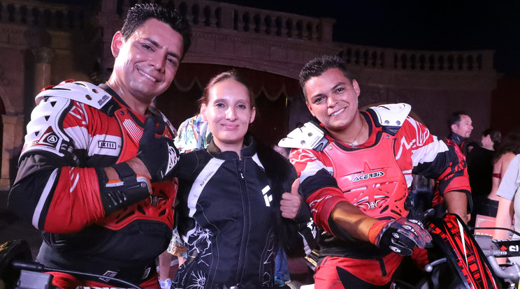 Alexandra a két motorossal, 
a Diorios team tagjaival/Fotó: Weber Zsolt