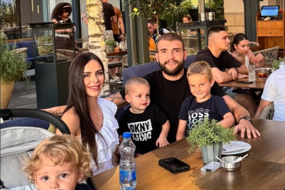(FOTO) VELIKO SLAVLJE U TITELU KOD RAŽNATOVIĆA Veljko preponosan, mali Željko (6) pokazao ISKLESANE TRBUŠNJAKE: "Tigre"