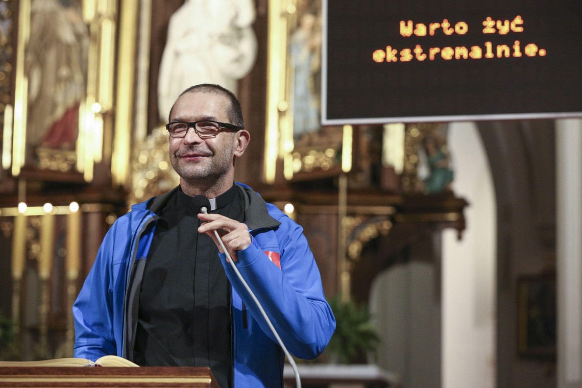 Jedna z pracownic: "Prezes nie toleruje w organizacji osób otyłych. - Mówił, że jak ktoś nie dba o ciało, to jest z nim problem. Problem duchowy. Skoro nie podejmujesz wyzwań fizycznych, to w ogóle nad sobą nie pracujesz. Jesteś słaby, a więc nie ma dla ciebie miejsca w projektach Szlachetnej Paczki"