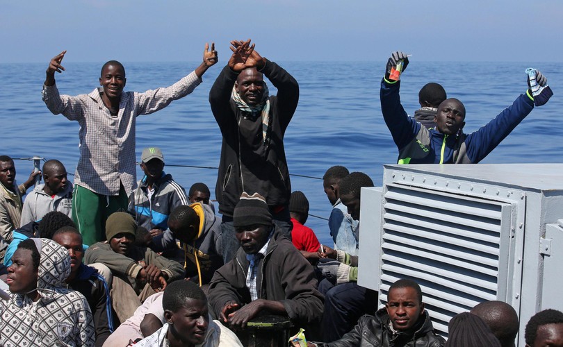 IMIGRANCI PŁYNĄ Z AFRYKI DO EUROPY NA TRATWACH I PONTONACH