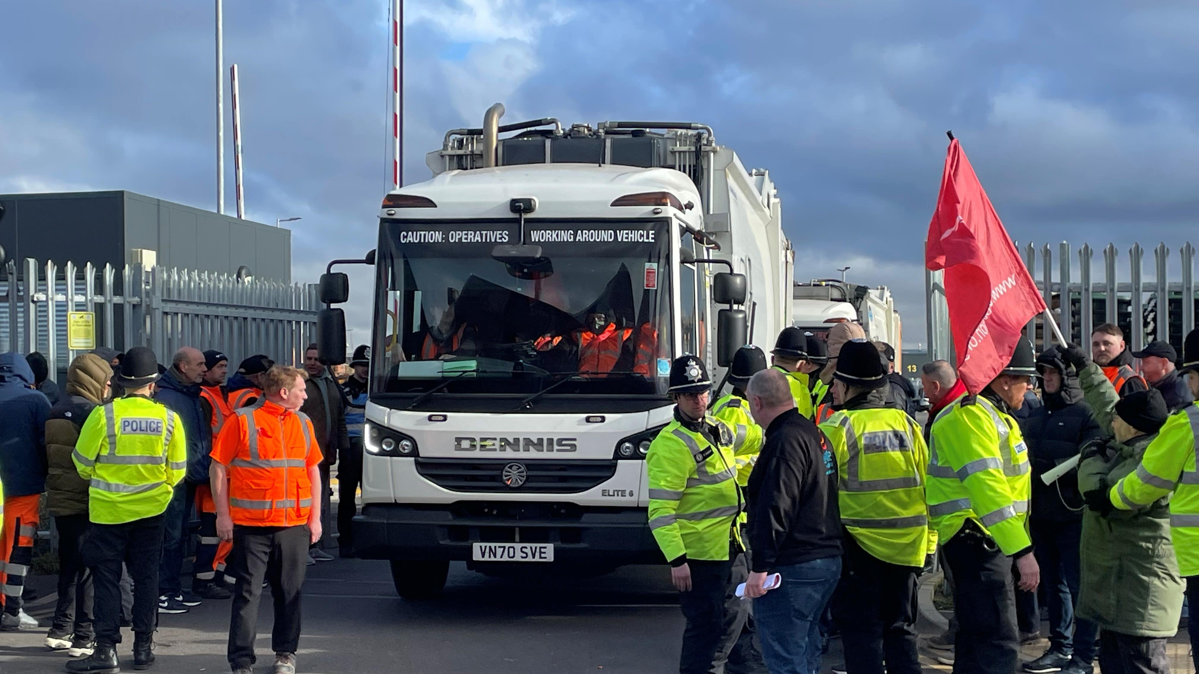 Unite calls for Birmingham council leader to quit over bin strike