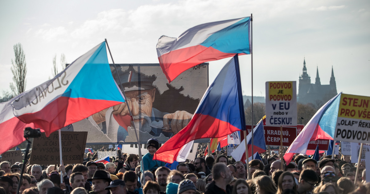 Česká republika: obrovská protivládní demonstrace v předvečer sametové revoluce