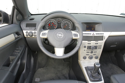 Opel Astra TT kontra VW Eos - Kabriolety na zimowe dni