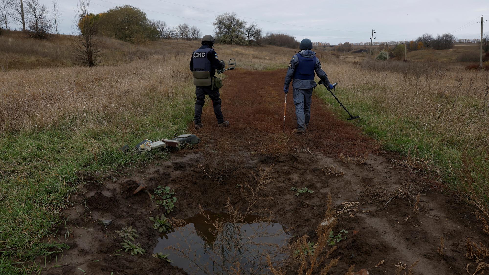 Ukrajinci odstraňujú míny v Ruskej Lozovej v Charkovskej oblasti 
