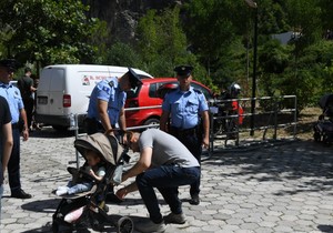 Kosovska policija pretresala vernike na ulazu u portu manastira Sveti Arhangeli 