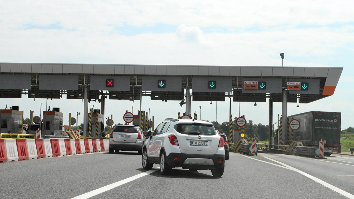 Jeszcze w tym miesiącu Elżbieta Bieńkowska ogłosi zasady nowego systemu poboru opłat na autostradach. Zamiast bramek mają pojawić się winiety, pobór elektroniczny albo kombinacja tych dwóch sposobów - informuje rmf24.pl.