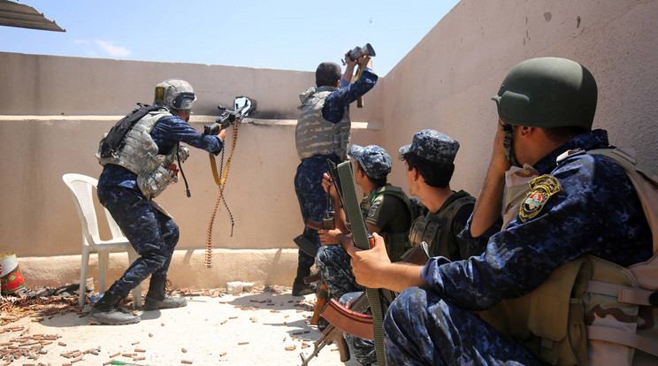Iraki harcosok Moszulban / Fotó: AFP