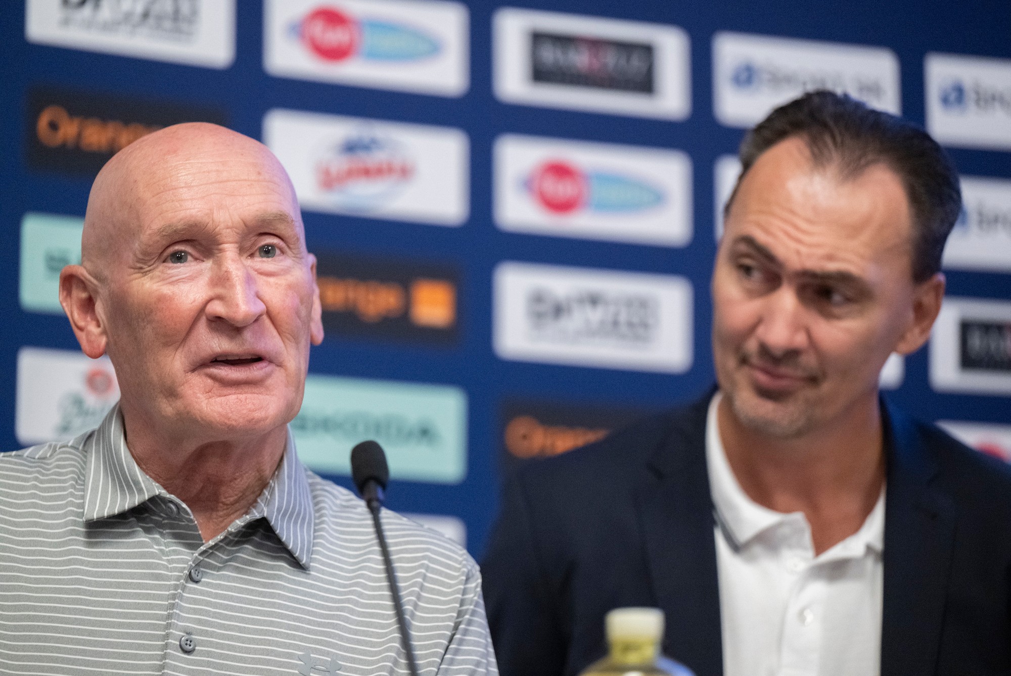 Zľava tréner slovenských hokejistov SR Craig Ramsay a prezident Slovenského zväzu ľadového hokeja (SZĽH) Miroslav Šatan.