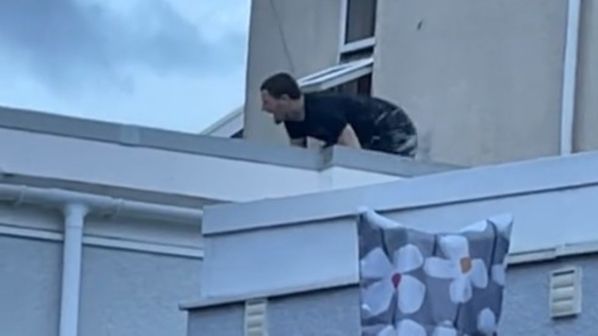 Muškarac beži preko krovova