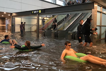 Mieszkańcy szwedzkiej Uppsali zamienili zalaną stację kolejową w basen