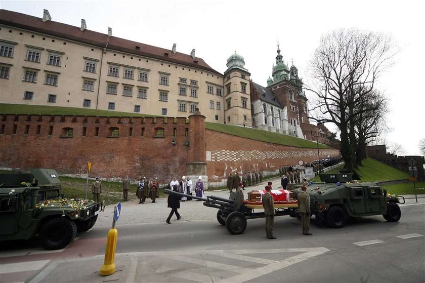 Niedzielne uroczystości pogrzebowe Lecha i Marii Kaczyńskich w Krakowie nie pobiły rekordu oglądalności. Pogrzeb Pary Prezydenckiej śledziło 13 mln widzów