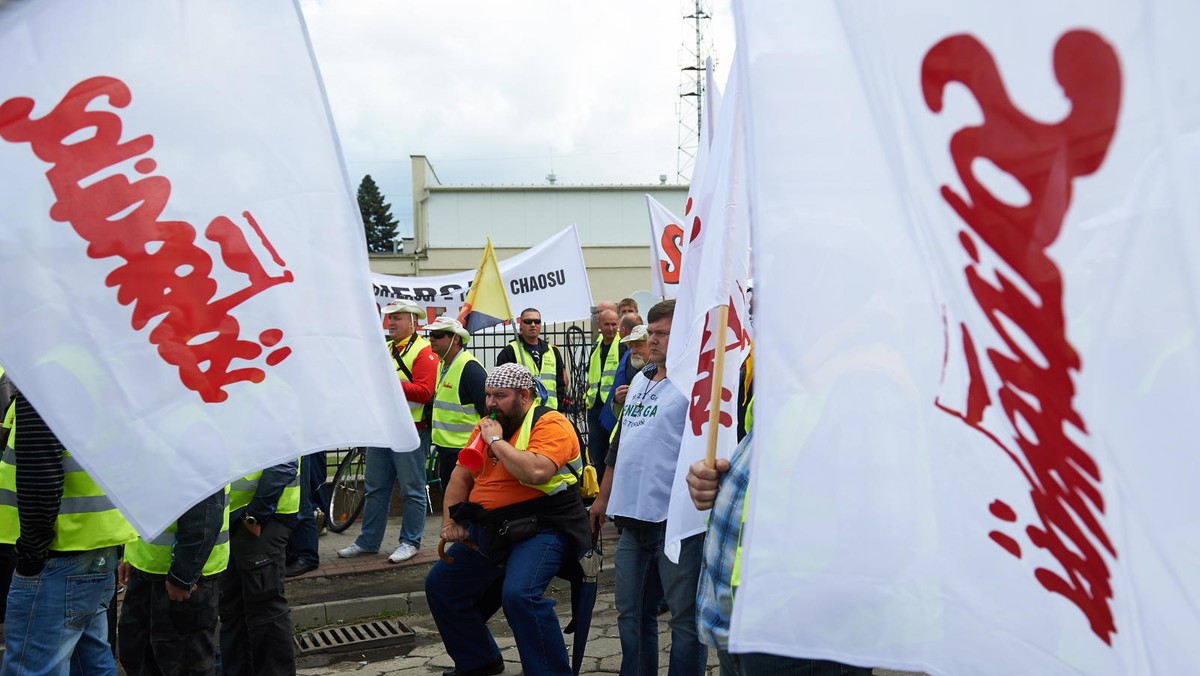 Około 700 związkowców, głównie z Grupy Energa uczestniczy w czwartek w Gdańsku w manifestacji na ulicach miasta. Protestujący idą Aleją Grunwaldzką do siedziby władz Grupy.