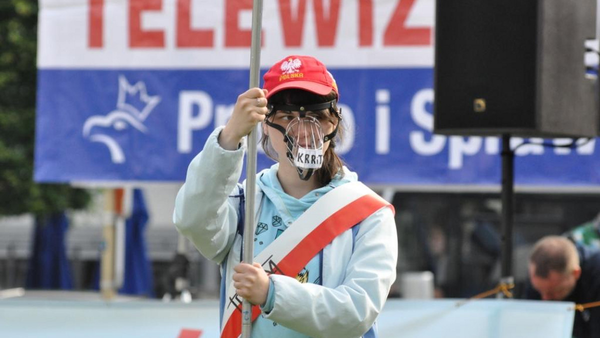 W Brukseli przed siedzibą PE demonstrowali zwolennicy Telewizji Trwam, a w samym PE odbyło się publiczne wysłuchanie o wolności słowa. Jego organizatorzy przekonywali, że jest ona w Polsce łamana, a Telewizja Trwam - dyskryminowana.