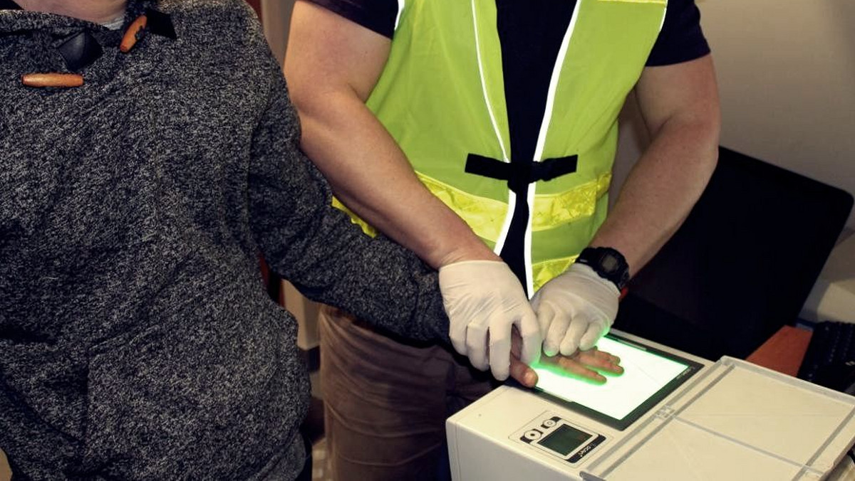 Mundurowi z Międzyrzecza zatrzymali mężczyznę, który wszedł i przeszukał mieszkanie, podając się za policjanta. Zatrzymanemu 28-latkowi za tego typu przestępstwo grozi kara do roku pozbawienia wolności.