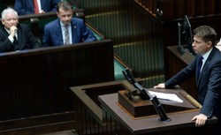 Nowoczesna depcze po piętach partii Kaczyńskiego. Spadek notowań PiS. SONDAŻ