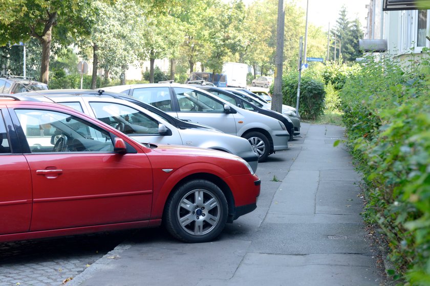 Brutalna walka o chodniki