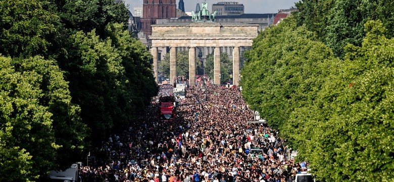 W strugach ulewnego deszczu 20 tys. osób na paradzie techno w Berlinie [FOTO]