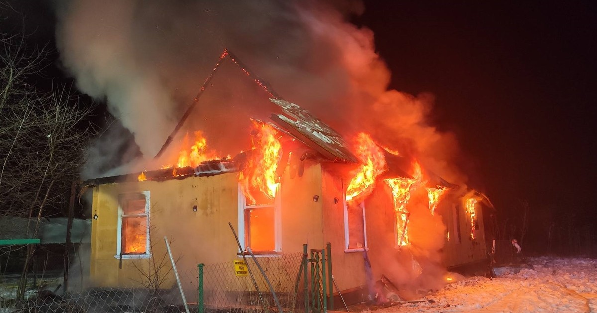 Płomienie wydobywały się z każdego okna. W środku była starsza kobieta