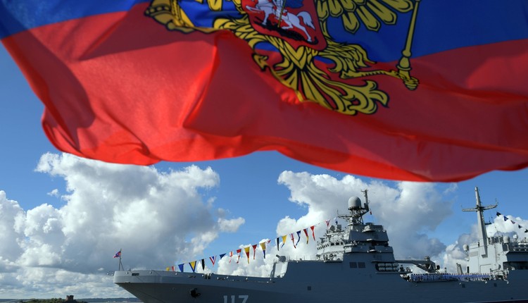 Okręt desantowy Piotr Morgunow opuścił bazę w Noworosyjsku. W tle atak na Most Krymski