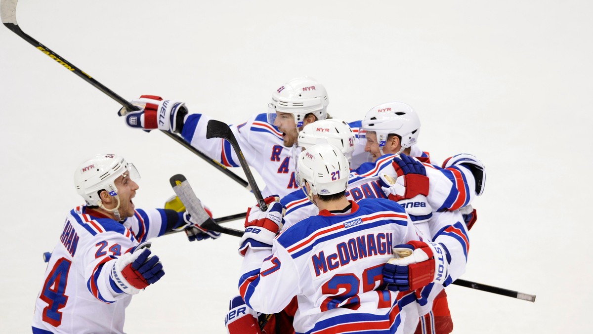 New York Rangers przegrali 3:4 z Toronto Maple Leafs w meczu wyjazdowym. Strażnikom nie pomogła utrzymująca się od dłuższego czasu wysoka forma Ricka Nasha. Przyćmił go występ Phila Kessela z Toronto, obaj zawodnicy zdobyli po dwa gole w tym spotkaniu.