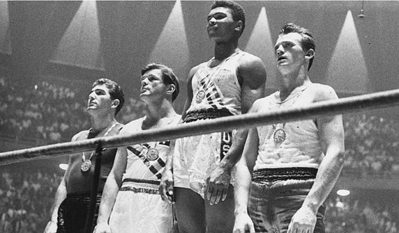 Muhammad Ali zdobył złoty medal podczas XVII Letnich Igrzysk Olimpijskich w Rzymie w 1960 r. (w finale pokonał Zbigniewa Pietrzykowskiego)