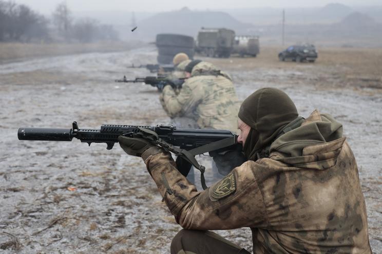Orosz katonák lőgyakorlaton a kelet-ukrajnai Donyecki terület Oroszország által elcsatolt részén az Ukrajna elleni orosz háború alatt / Fotó: MTI/AP/Alekszej Alekszandrov