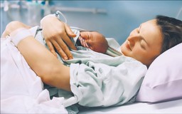 Nowe standardy opieki okołoporodowej. Rodząca sama zdecyduje, czy coś zje