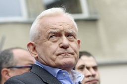 Miller o słowach Dziwisza: Polska to nie jest państwo religijne jak "Iran Chomeiniego"