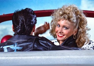 Olivija Njutn Džon u filmu Briljantin