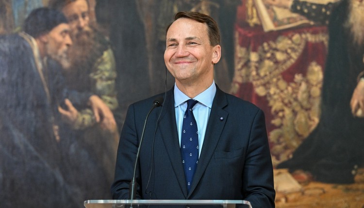 Sikorski ostro zareagował na słowa biskupów. Niech zrzuci sukienkę i zapisze się do PiS-u"
