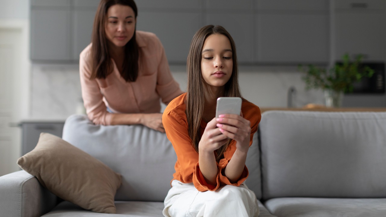 Jacy są współcześni rodzice? W realu nadopiekuńczy, w sieci bezradni. Psycholog: w wielu obszarach zaniedbują swoje dzieci