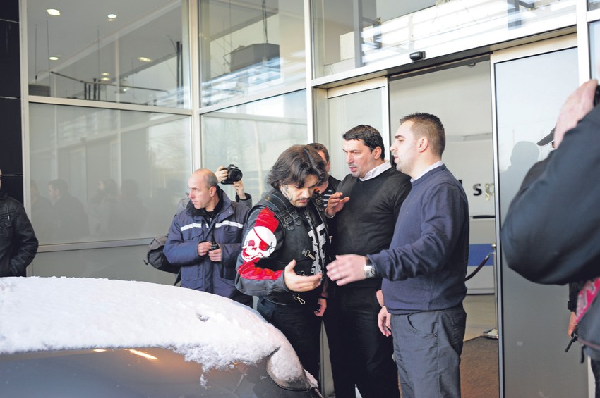 Urlao na zaposlene: Aca Amadeus džipom hteo da uđe u redakciju